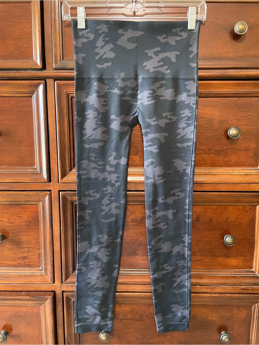 SPANX Look At Me Now Seamless Leggings, Black & Gray Camo, SIZE M